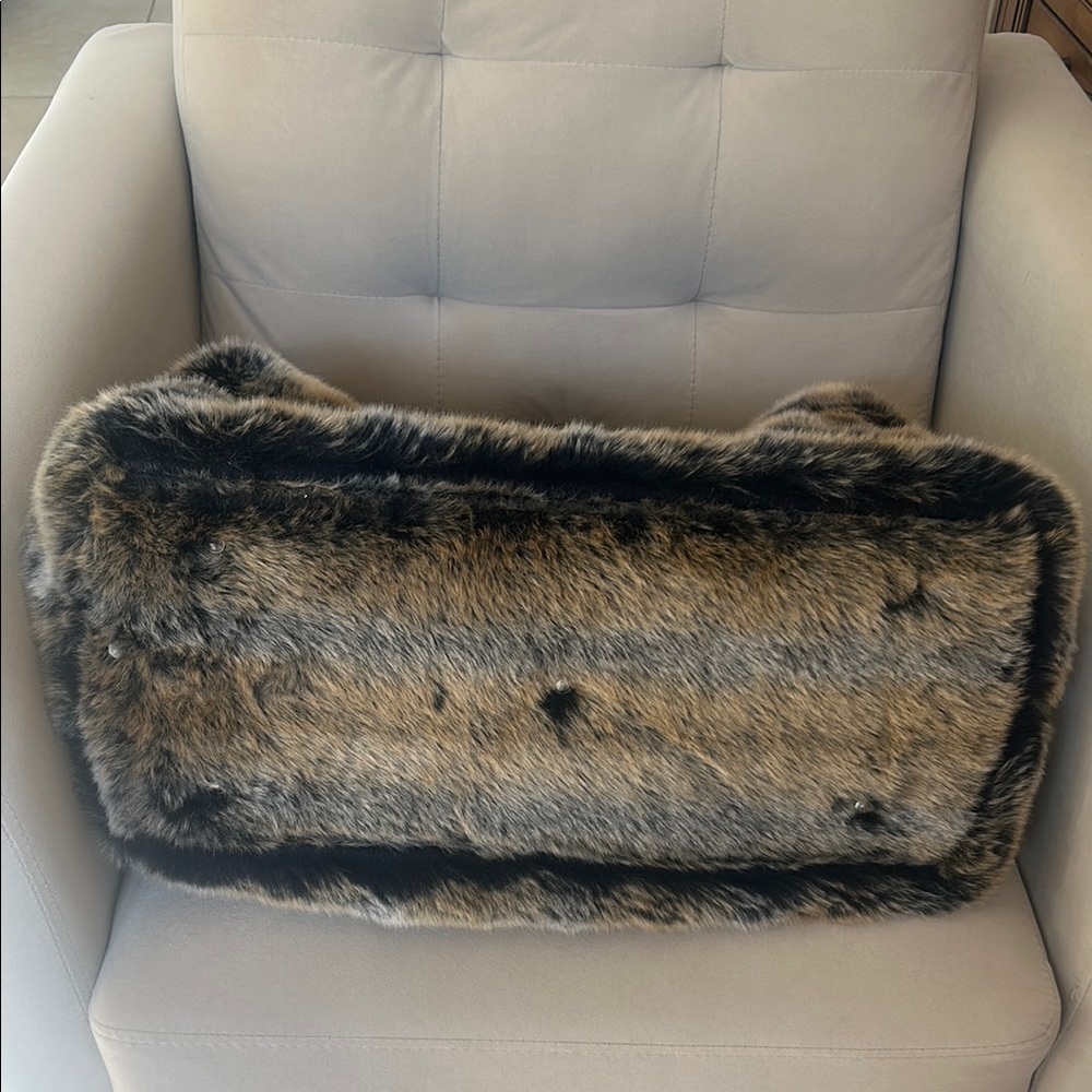 Luxurious Faux Fur Handbag with Brown Accents - Picture 6 of 9